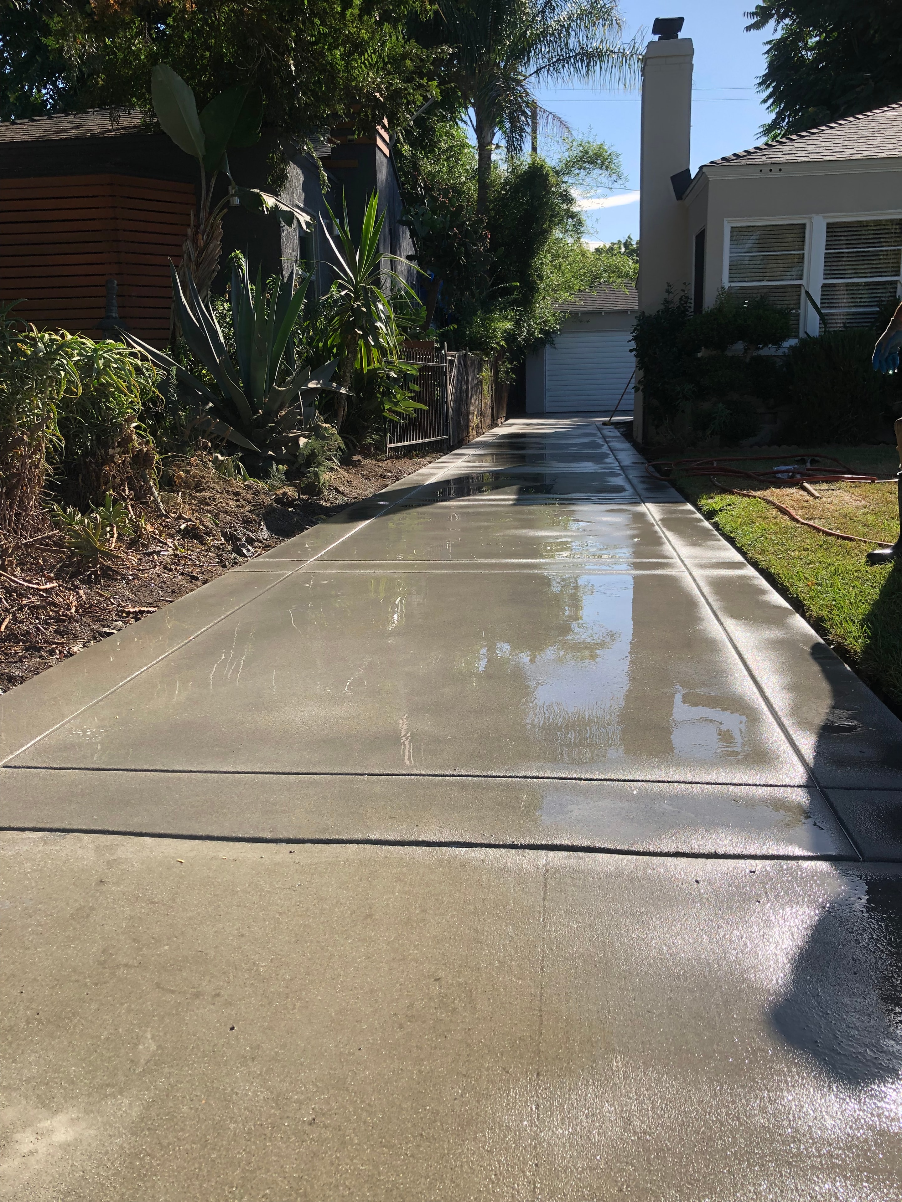 Completed concrete retaining wall at a Burbank residential property — Concrete Etc., Inc.